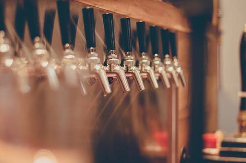 Zapfhähne mit Bier vom Fass als Schlechtwettertipps in Erding für einen gemütlichen Ausflug
