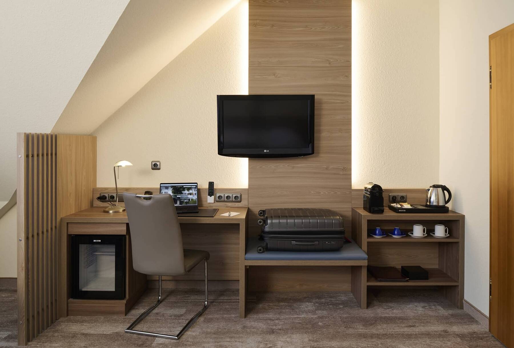 Arbeitsbereich im Doppelzimmer Superior im Hotel Kastanienhof Erding mit Schreibtisch, TV, Minibar sowie Kaffee- und Teestation.