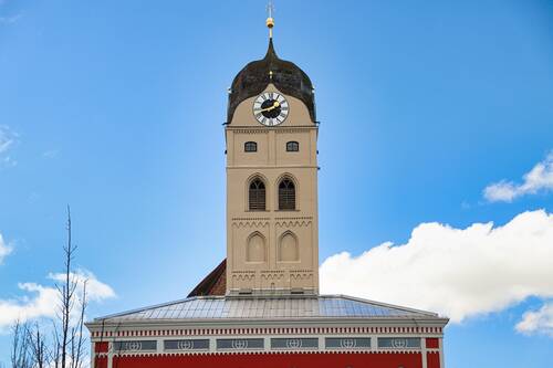 Stadtpfarrkirche St. Johann in Erding mit markantem Uhrturm und barocker Architektur