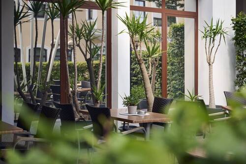Green terrace at Hotel Kastanienhof Erding with seating and a relaxed courtyard atmosphere.