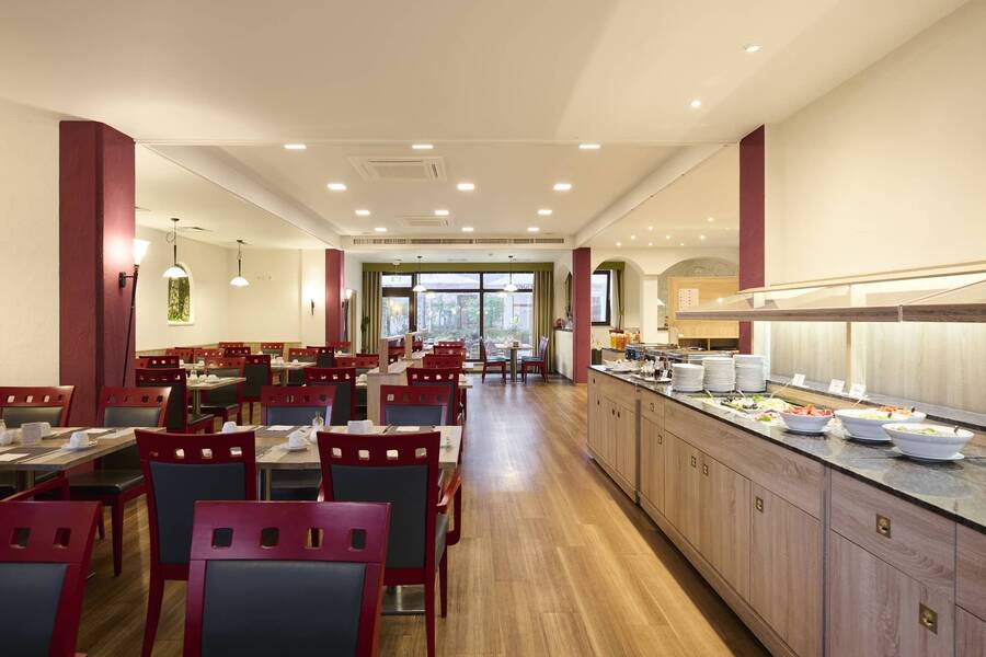 Frühstücksbuffet im Hotel Kastanienhof Erding mit frischen Speisen, Buffetbereich und stilvollem Frühstücksraum.