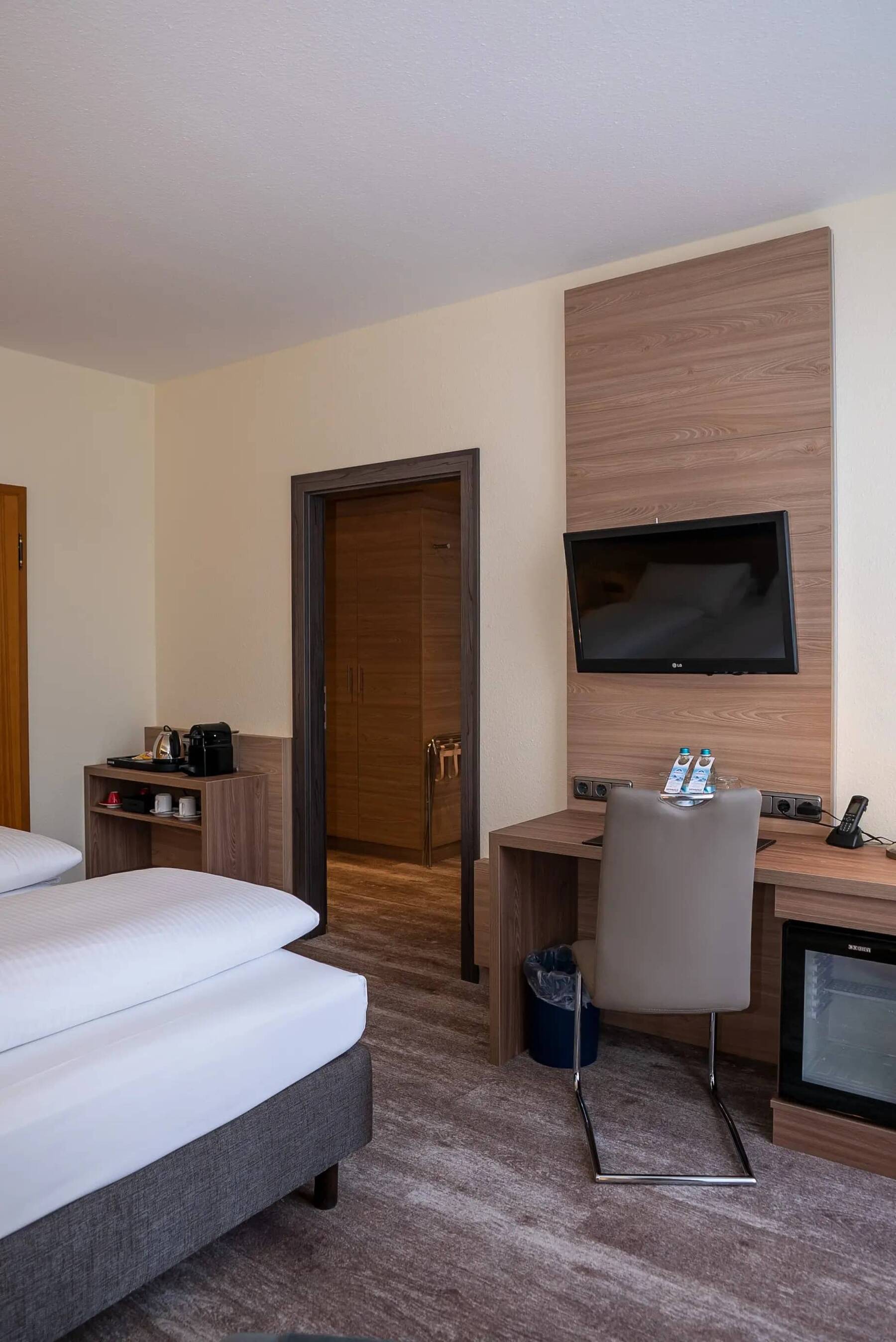 Blick ins Familienzimmer vom Hotel Kastanienhof, das aus zwei getrennten Doppelzimmern besteht: mit Doppelbett, Tee-Station, Schreibtisch, Flachbildfernseher und Kühlschrank.